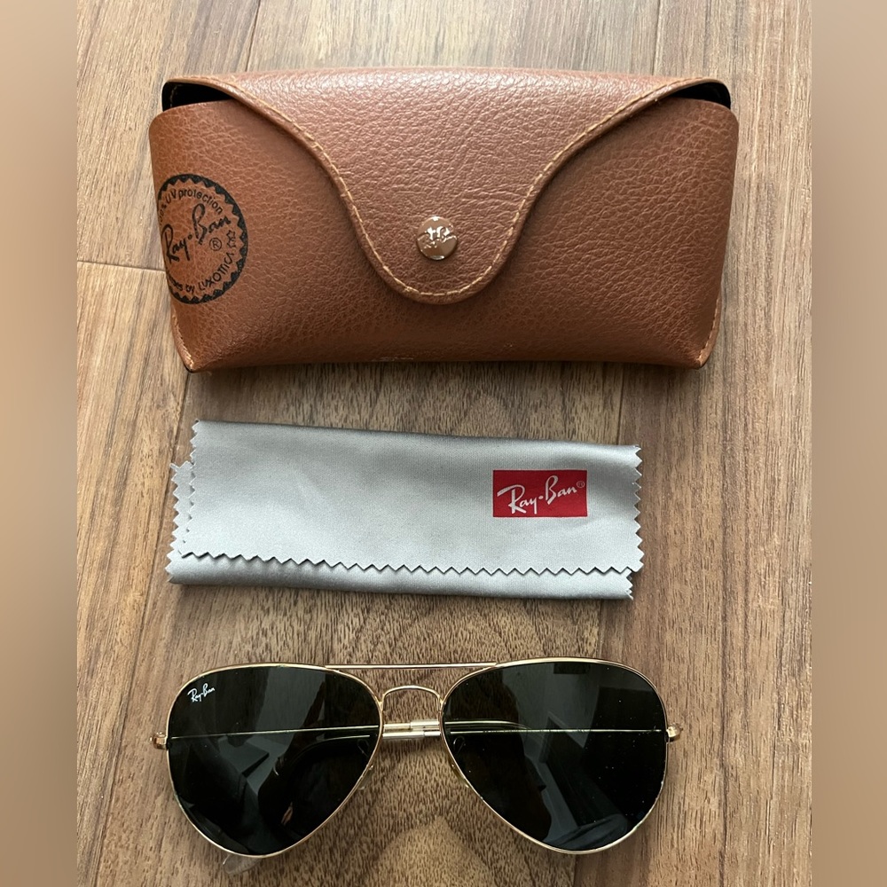 Rayban RB3025 large aviator classic green lense w/ gold frame